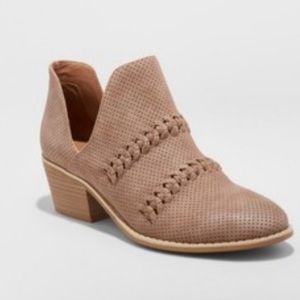 🦋CUT OUT DESIGN BOOTIES WITH BRAIDED DETAIL🦋